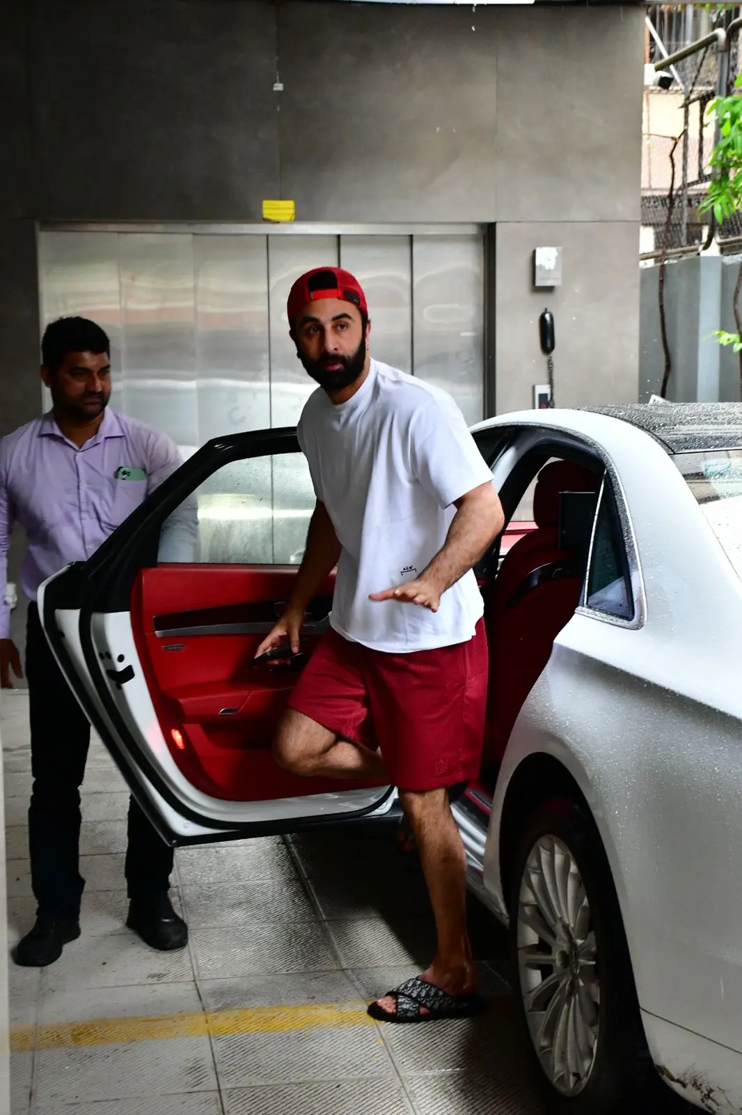 Known for his laid-back style, Ranbir Kapoor was recently seen sporting a relaxed yet trendy look